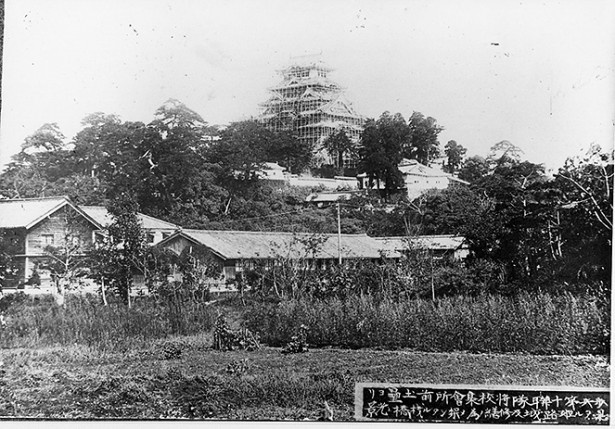 （写真3）1910年ごろ。修理中の姫路城と作業小屋