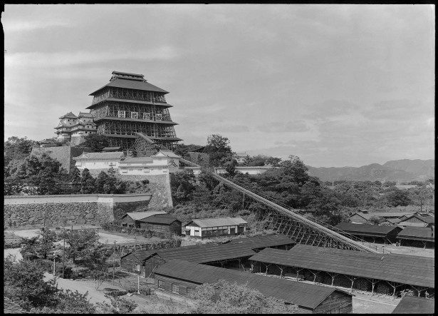 （写真4）1956～1964年ごろ。大天守に素屋根を運ぶ桟橋