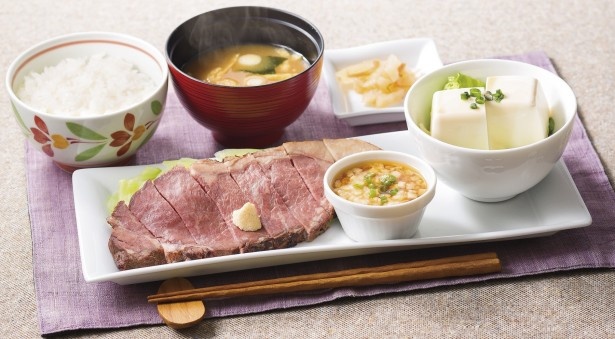 【写真を見る】噛み締めるほど、肉の旨みが味わえる！｢アンガスサーロインのローストビーフ膳｣(1992円)。価格はそのままで選べる小鉢・ドリンクつき