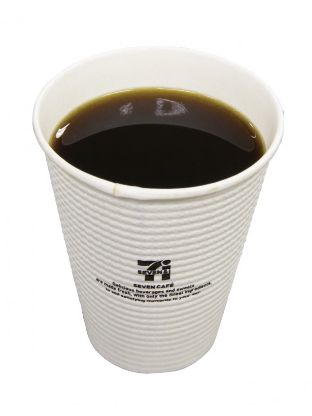 【写真を見る】「いつものコーヒー」と呼ぶにふさわしい、セブン-イレブンのホットコーヒー(L＝150円、R＝100円)
