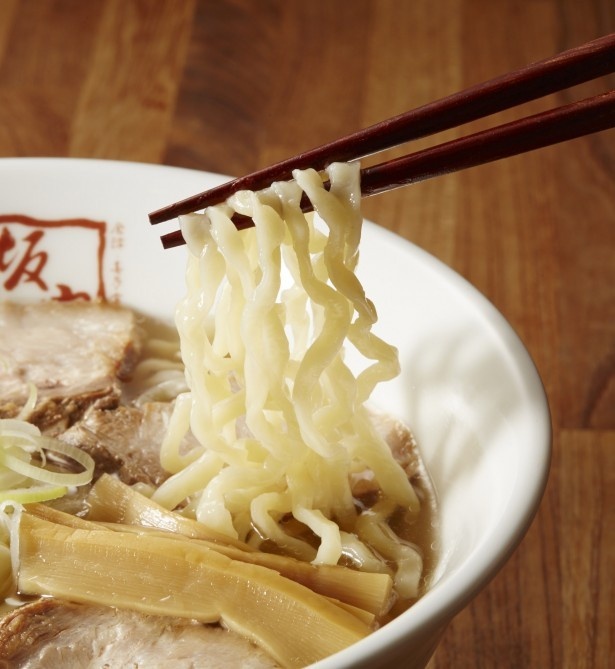 もちもちシコシコ。愛情込めた"手揉み"の「平打ち熟成多加水麺」