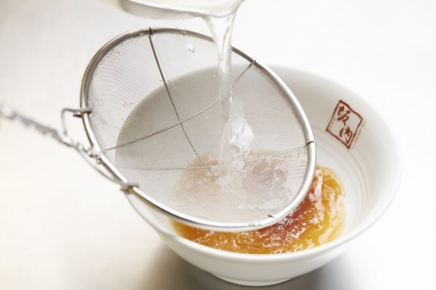 豚骨の旨味だけを時間をかけてじっくり炊き出した、あっさりしているのにコクがある透明スープ。