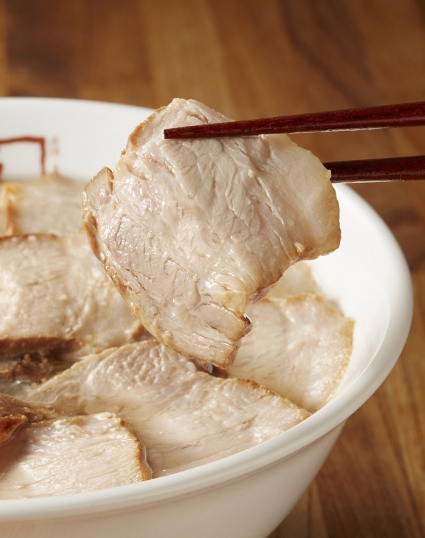 余分な油を落としてトロけるような軟らかさ。なのにカロリー控えめでボリュームたっぷりの店舗仕込み特製焼豚。