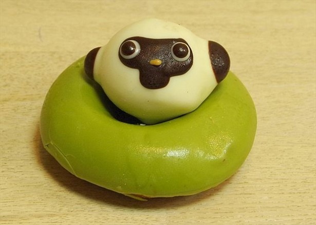 「コロコロアメデオ」(380円)はホワイトチョコと抹茶（リング部分）を使用