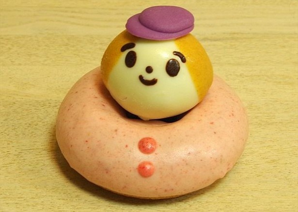 「コロコロネロ」(380円)はストロベリーと紫芋（帽子部分）を使用