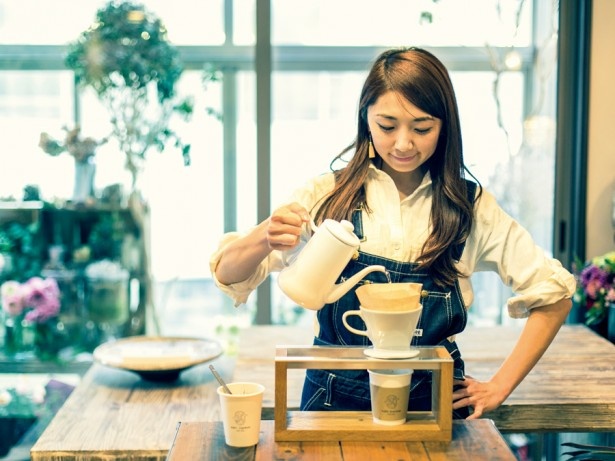 注文ごとに豆を挽き、1杯ずつハンドドリップするのが同店の特徴
