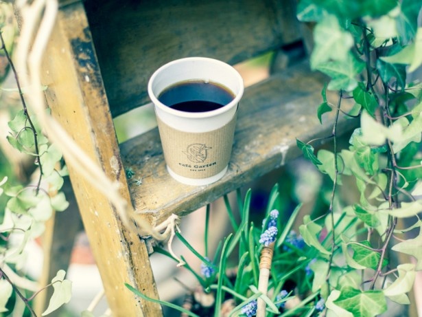 【写真を見る】代々木公園エリアで営業中の「cafe Garten deborah coffee」で、目覚めの一杯を味わおう
