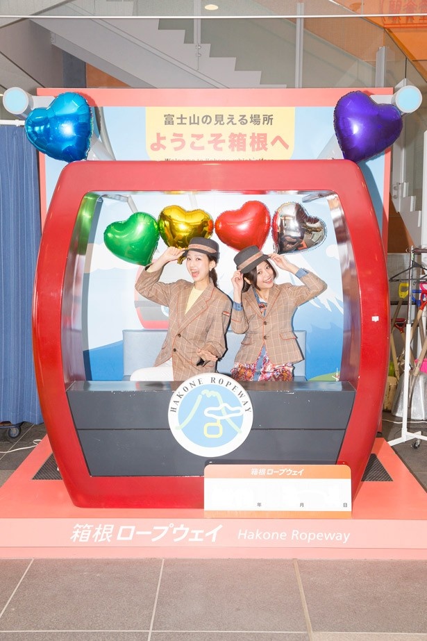 ゴンドラに乗っているような写真が撮れるボードを、大涌谷駅などに設置。おしゃれな制服を試着して、記念撮影はいかが？