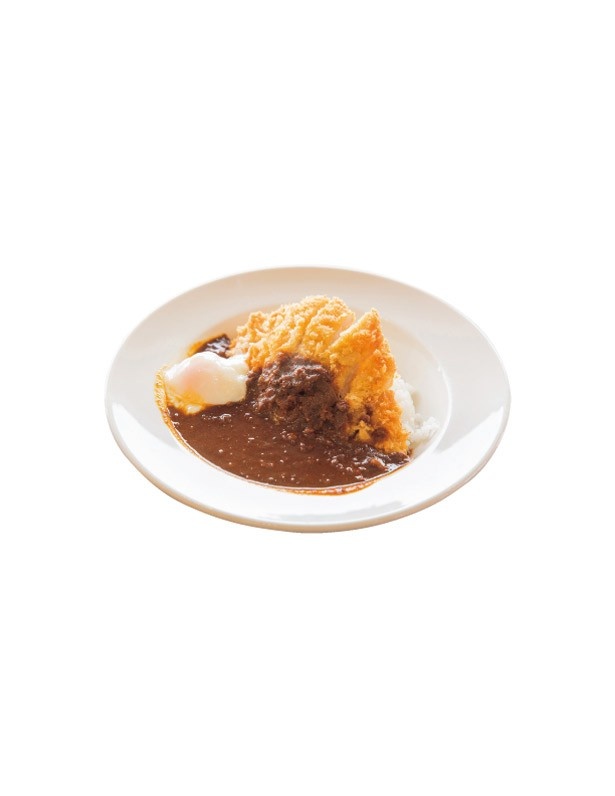 大涌谷駅2階のレストラン、大涌谷 駅食堂では、大涌谷を見渡しながら食事を楽しめる。人気メニューは「『特製』大涌谷カツカレー」(1400円)