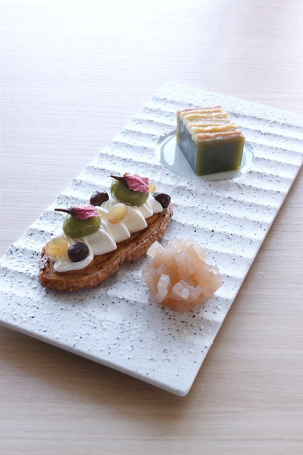 「うなぎパイの羊羹仕立てと桜薫るうなぎパイミニ」(680円)