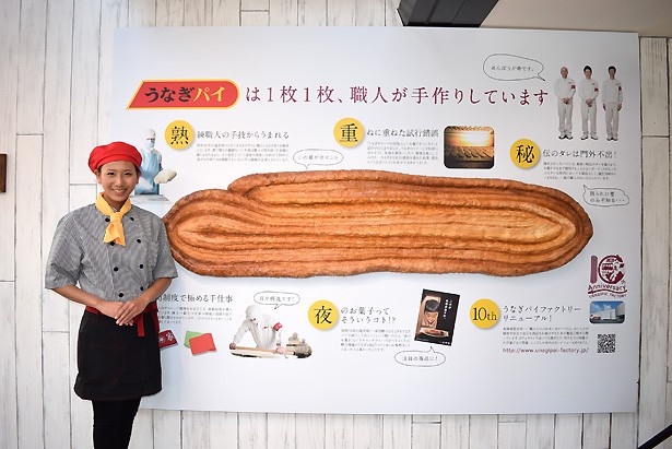 店内にも巨大なうなぎパイが設置してある