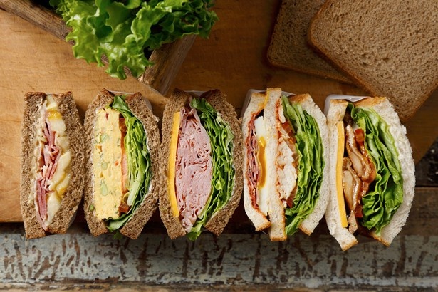 【写真を見る】その日の気分に合わせて、5種類の中から好きなサンドイッチが楽しめる