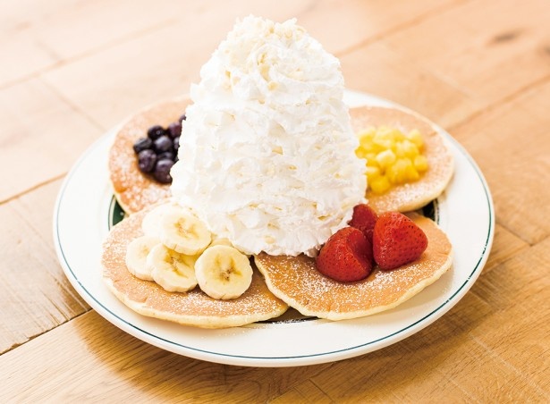 ホイップクリームがたっぷり！エッグスンシングスの「フルーツパンケーキサンプラー」(1600円）はディナー限定商品