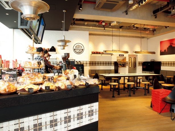 ビンテージ家具などを合わせて、本店の雰囲気を再現したGORILLA COFFEE 渋谷店の店内。2Fもありスペース広々