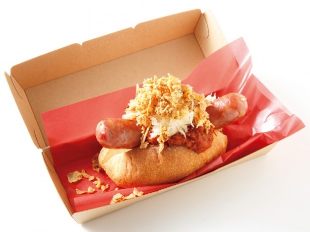 GORILLA COFFEE 渋谷店の「GORILLA DOG」(650円)。食感のいい粗挽きソーセージがダイナミック！