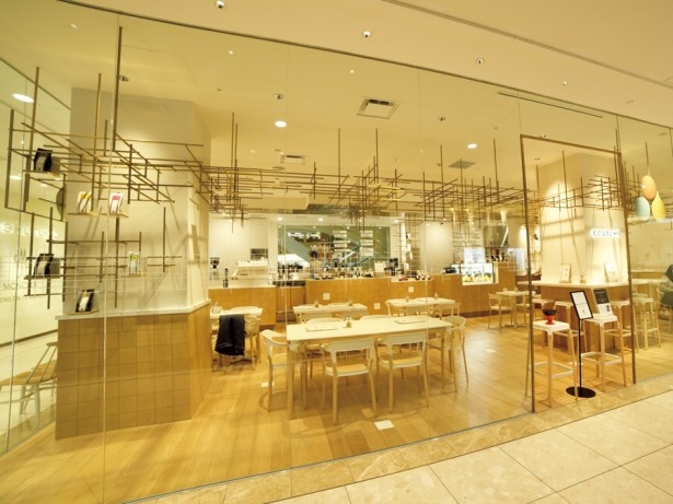 COUTUME 玉川高島屋店の内装は、パリの建築デザインチームが担当。ガラスの壁や線のオブジェが上品