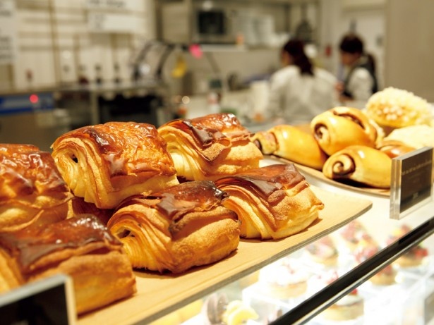 COUTUME 玉川高島屋店の店頭に並ぶペイストリーは、パリに本店を構えるゴントラン シェリエのもの。パンオショコラなどのデニッシュ系パンを中心に用意