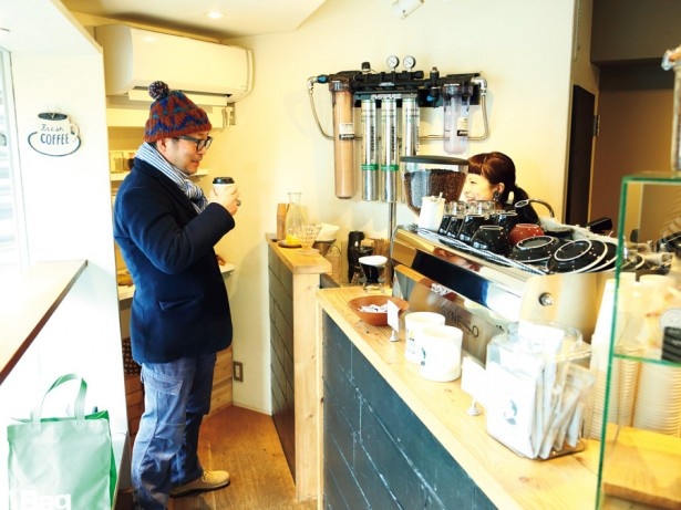【写真を見る】BE A GOOD NEIGHBOR COFFEE KIOSK SENDAGAYAを手がける岡本さん。「コーヒーを飲む間、お店の人と話すのが気分転換になる」と話す