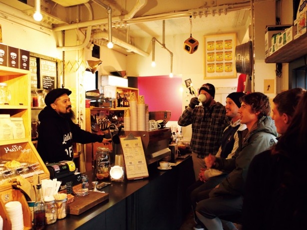 Little Nap COFFEE STANDは、地元で愛されるコーヒースタンド。外国人客も多いという