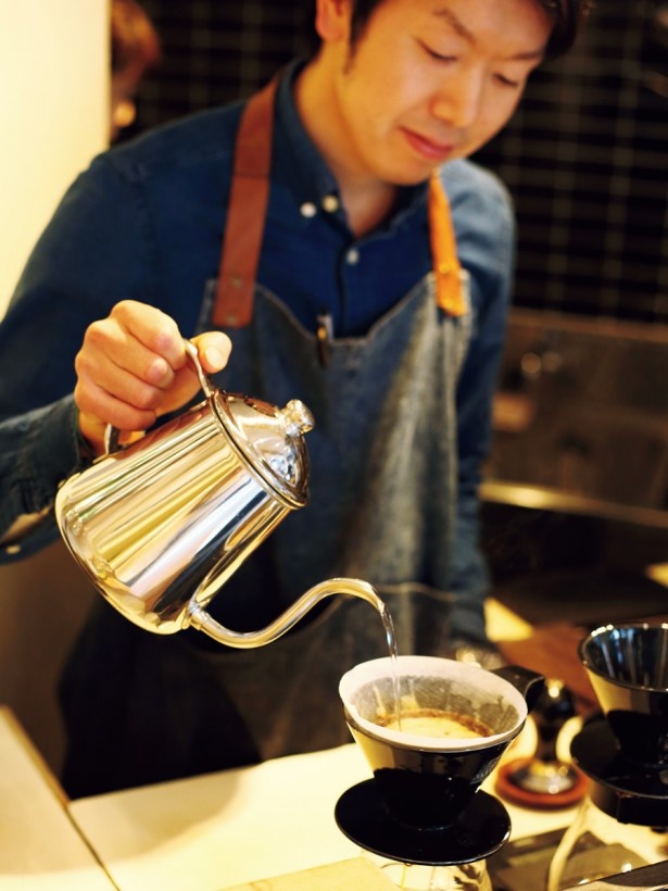 BE A GOOD NEIGHBOR COFFEE KIOSK SENDAGAYAで使用している陶器製のドリッパーは、ロゴ入りのオリジナル。店内で販売もしている