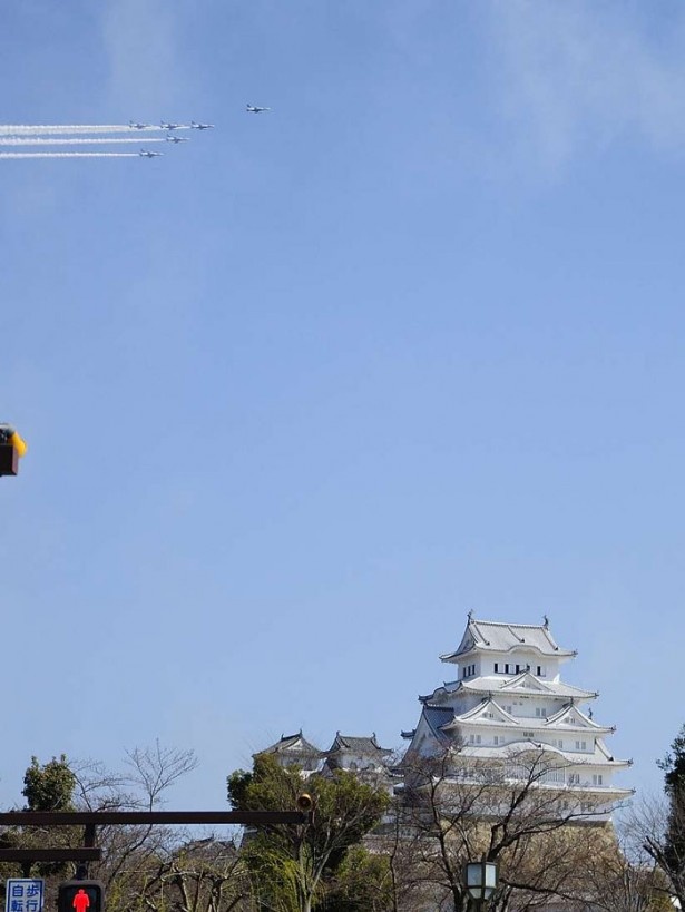 【姫路城ウォーカー発売中】真っ白な姫路城上空をブルーインパルスが華麗なアクロバット飛行！平成の大改修完成を祝福