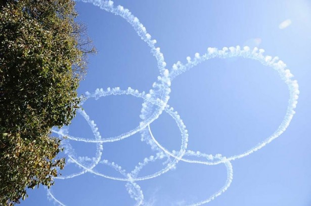 6機が輪を描き、大空に桜の花を描く「サクラ」