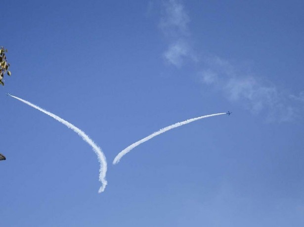 画像4 4 姫路城ウォーカー発売中 真っ白な姫路城上空をブルーインパルスが華麗なアクロバット飛行 平成の大改修完成を祝福 ウォーカープラス