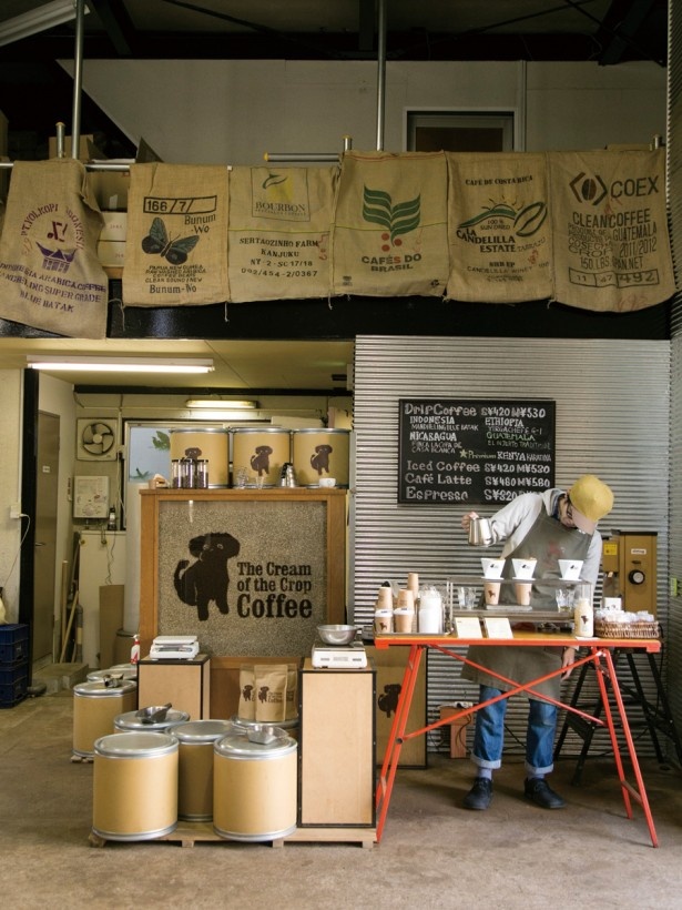 The Cream of the Crop Coffee 清澄白河ロースターは、ピエール マルコリーニの運営会社が手がける焙煎工房。コーヒーを淹れる一連の流れは、ストリートパフォーマンスのよう！