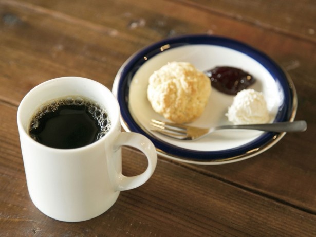 fukadaso cafeの「コーヒー」(450円)と「スコーン」(300円)。コーヒーはもちろん、自家製の焼き菓子もおすすめだ