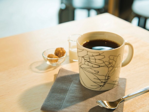 gift_lab GARAGE LOUNGE ＆ EXHIBIT Cafeの「コーヒー」(500円)。苦味の効いた深煎りと、すっきりとした浅煎りの2種類を用意する