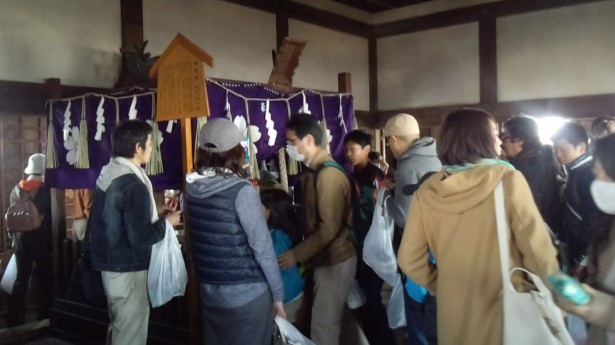 大天守の最上部、6階にある刑部明神の社