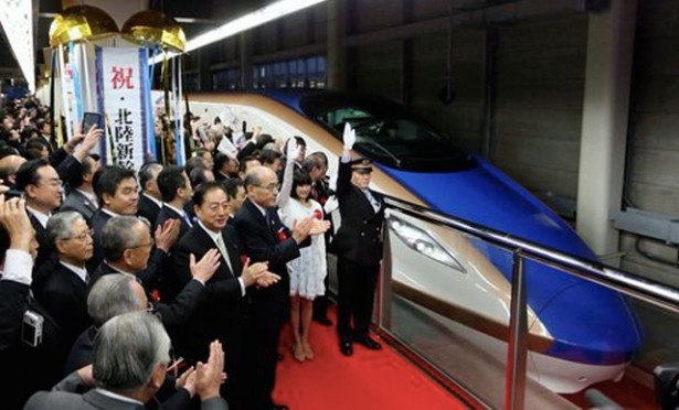 開業当日の金沢駅。一番列車の発車時に盛大なセレモニーが行われた