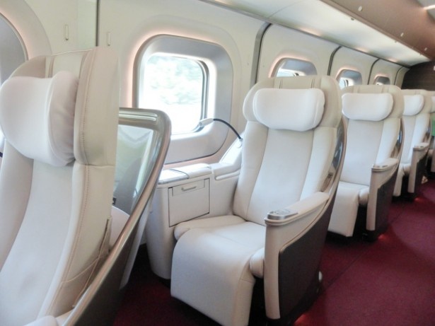 【写真を見る】本革張りのゴージャスなシート(※一部合成皮革使用)が自慢のグランクラス車両