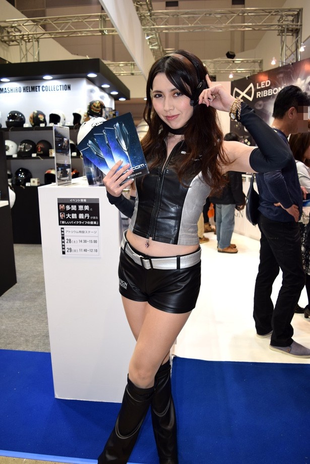 セクシー衣装の美女コンパニオンがずらり