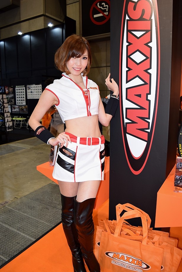 MAXXIS INTERNATIONAL JAPANブースのコンパニオン