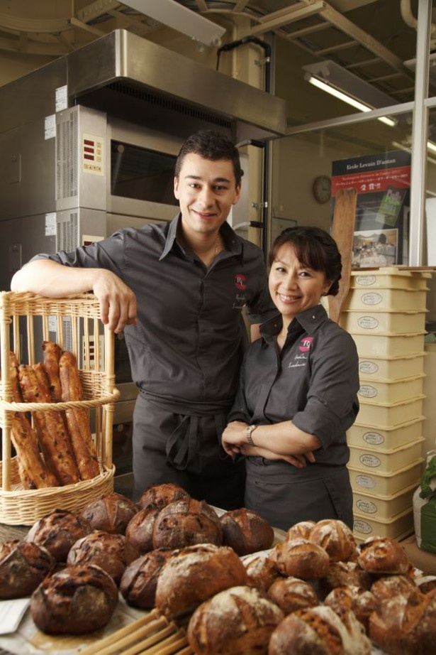パン職人で実業家の石川芳美氏と、同じく実業家でパティシエとして活躍するロドルフ・ランドゥメンヌ氏がオープン