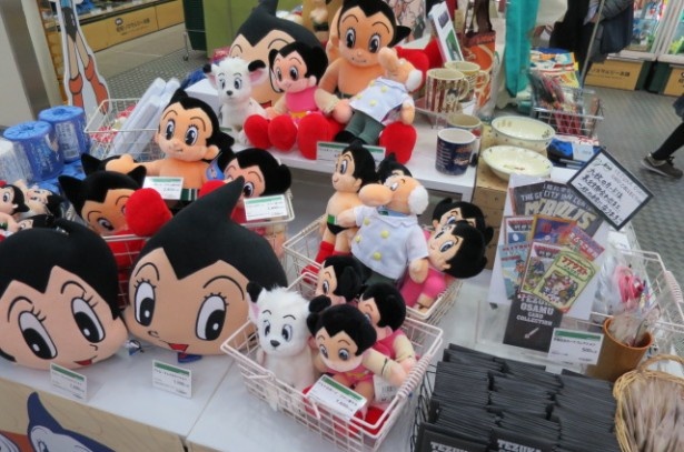 アトムをはじめとした手塚治虫グッズも多数登場！
