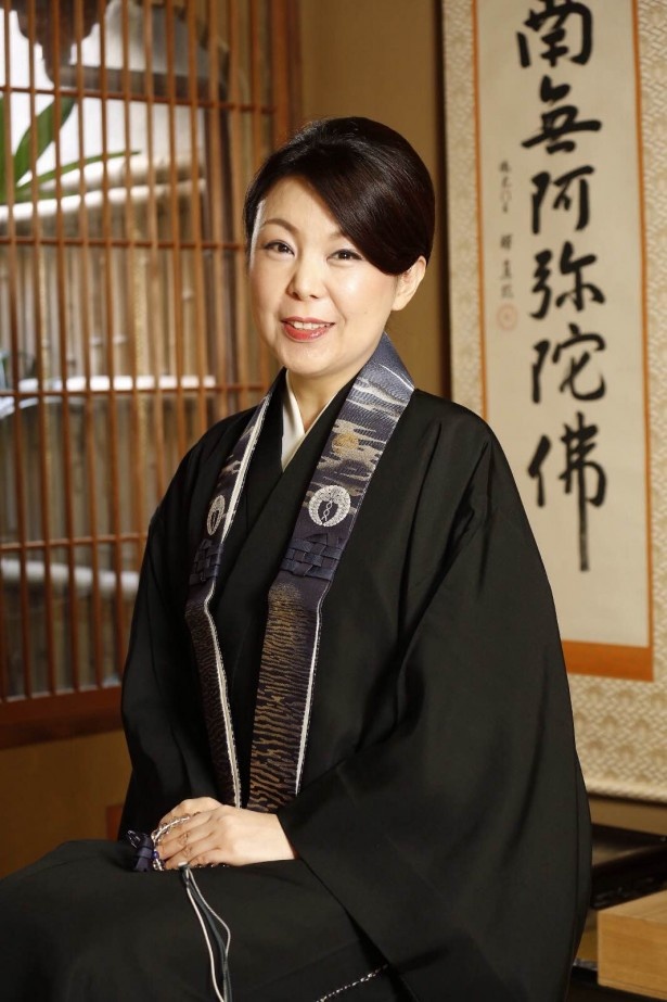 江戸時代から続く、真宗佛光寺派 大行寺副住職の英月氏。後継ぎになるべく米国から2009年に帰国、現在に至る。第3部に出演