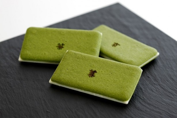 宇治白川の厳選された茶葉と、ホワイトチョコレートを使用した、“お濃茶ラングドシャ”