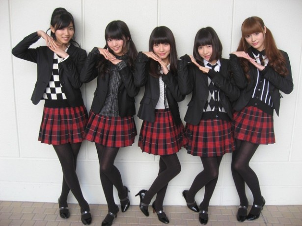 「夢みるアドレセンス」の左から小林玲・志田友美・荻野可鈴・京佳・山田朱莉。
