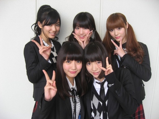 「夢みるアドレセンス」の前列左から荻野可鈴・京佳。後列左から小林玲・志田友美・山田朱莉