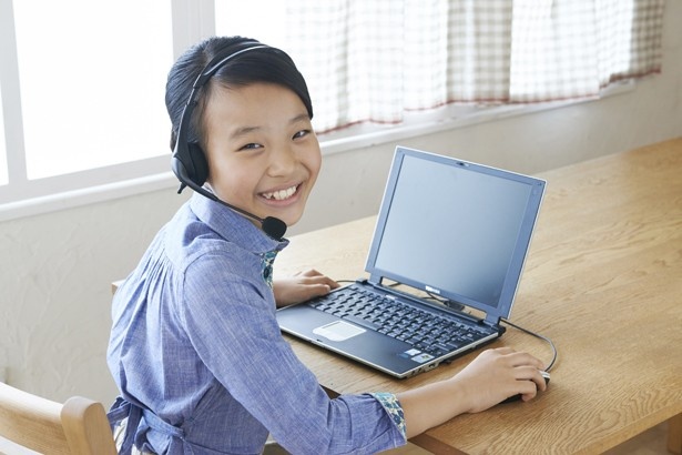 【写真を見る】パソコンかチャレンジパッド(タブレット)を使って、4技能のトレーニングをこなそう