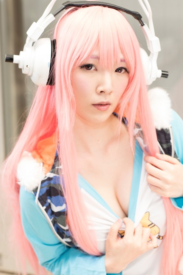 幕張メッセに美人コスプレイヤーと萌え物産が集合！