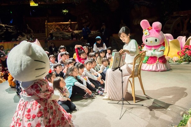 子どもたちの前で絵本を読み聞かせる高島彩