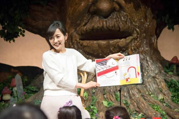 譜面台の上に絵本を置き、ゆっくりとしたペースで朗読する