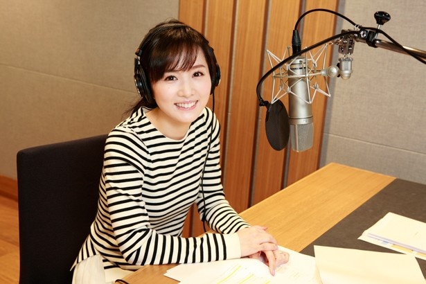 絵本に音声を吹き込む高島彩