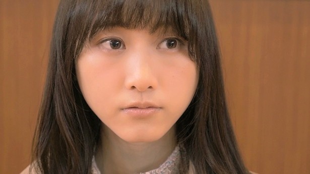 【写真を見る】故郷を離れる不安を表現する松井玲奈