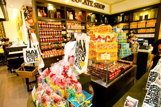 2F「マックスブレナーチョコレートバー」の店頭では、ルクア大阪店限定商品のオープニングギフトセットが大人気！