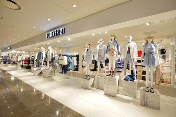 6Fは梅田初登場の「FOREVER21」（写真）や「OLD NAVY」などリーズナブルな価格で流行のファッションが楽しめるブランドが並ぶ