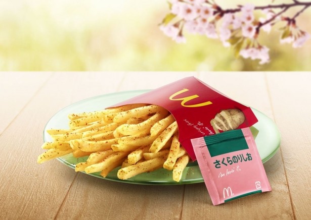 【写真を見る】青のり＆焼きのりと桜葉の香りがふんわり漂う「シャカシャカポテト さくらのりしお味」(通常の「マックフライポテト」に追加30円で購入可能)